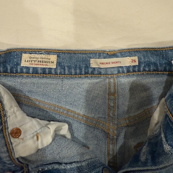 Levi’s Rib Cage Short - Picture 3 of 6